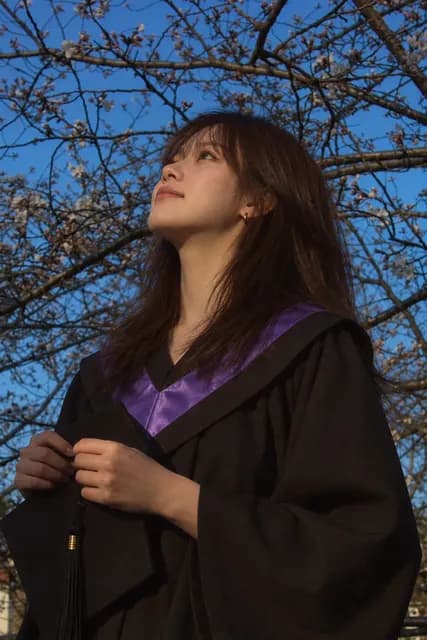 學士黑袍與紫色披肩，森林草地 AI 生成示意照
