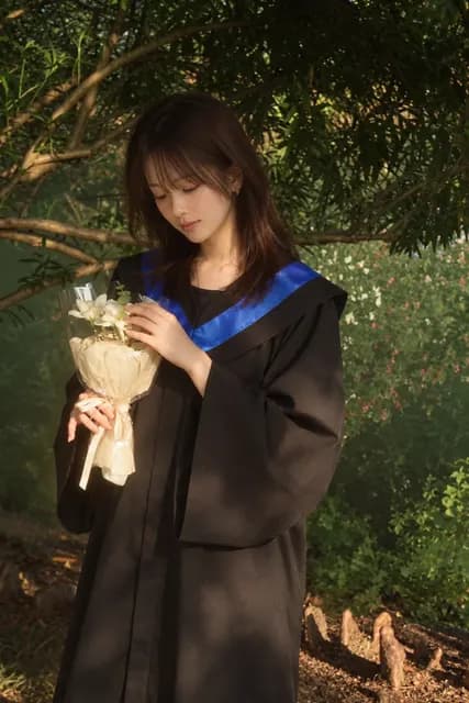 學士黑袍與深藍色披肩，森林草地 AI 生成示意照