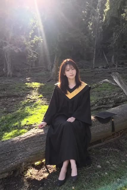 學士黑袍與金黃色披肩，森林草地 AI 生成示意照