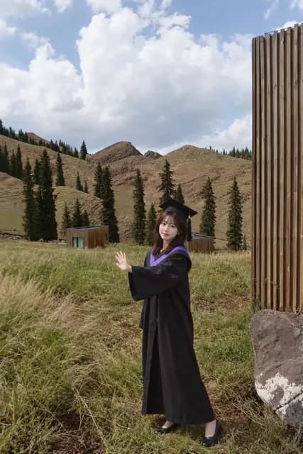 學士黑袍與紫色披肩，森林草地 AI 生成示意照