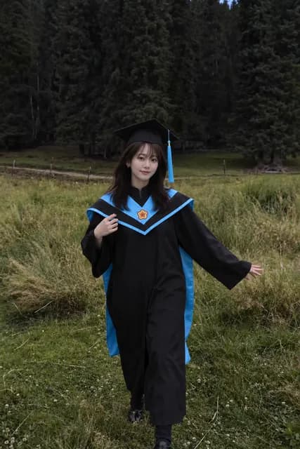 碩士黑袍與淺藍色披肩，森林草地 AI 生成示意照