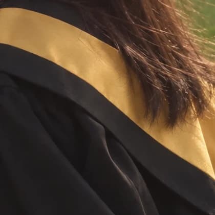 學士服金黃披肩 AI 示意裁切圖