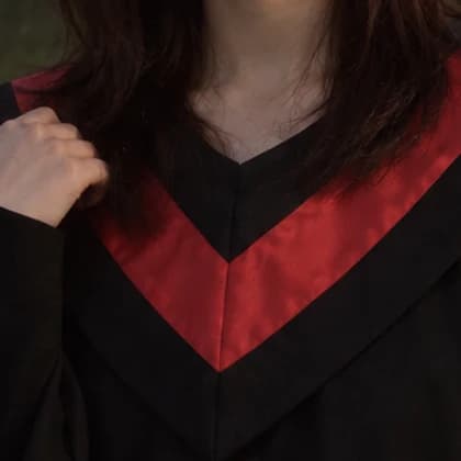 學士服紅披肩 AI 示意裁切圖