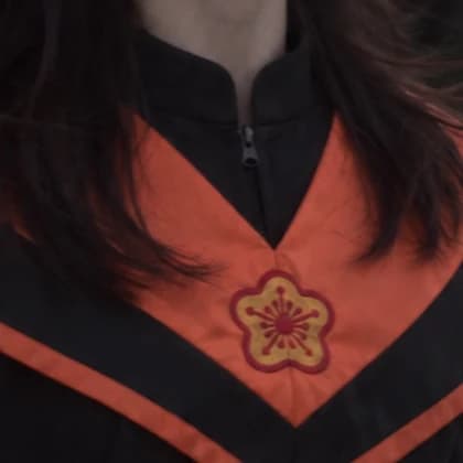 碩士服橘披肩 AI 示意裁切圖