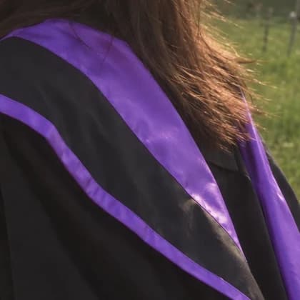 碩士服紫披肩 AI 示意裁切圖