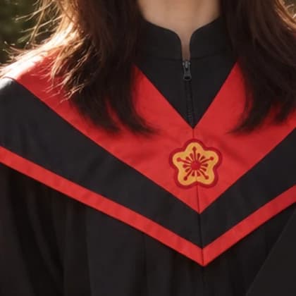 碩士服紅披肩 AI 示意裁切圖