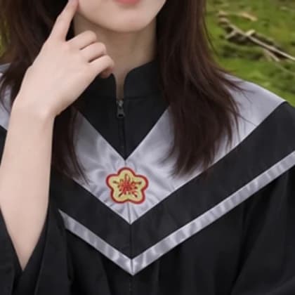 碩士服銀灰披肩 AI 示意裁切圖